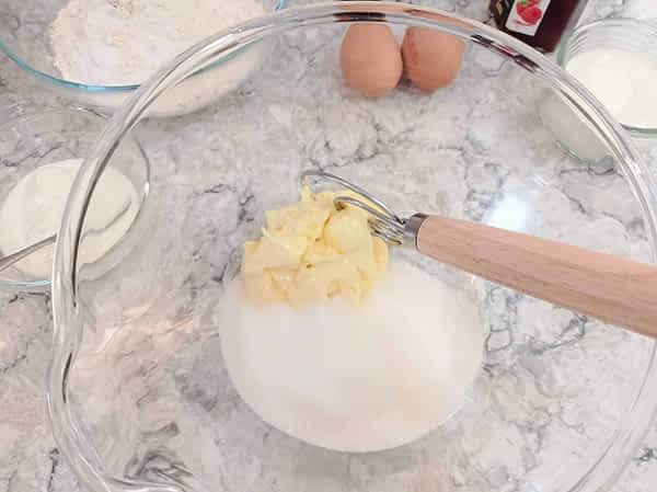 mantequilla y azúcar en un tazón grande