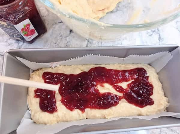 esparciendo la capa de mermelada