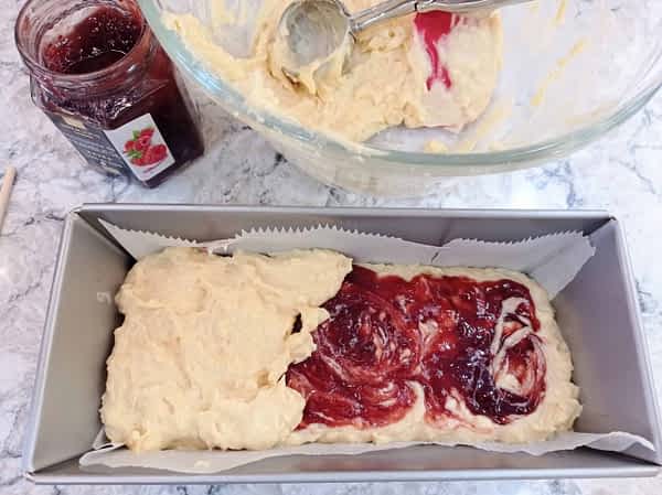 poniendo el resto de la masa encima de la capa de mermelada