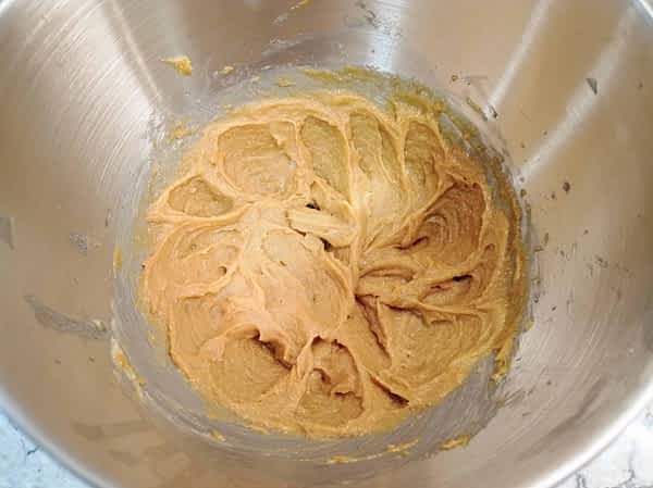 masa con los huevos y vainilla mezclado