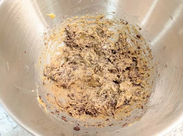 masa con los trozos de chocolate mezclado