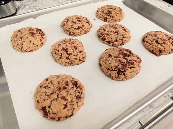 galletas de maní y chocolate en una bandeja