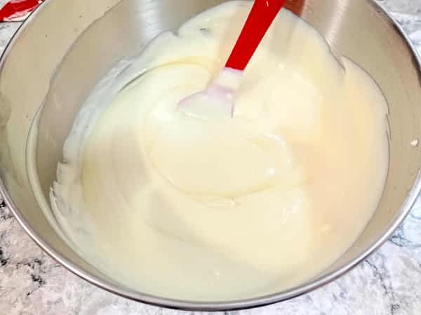 Incorporar suavemente el relleno con la crema batida hasta que quede uniforme. la mezcla del relleno terminada