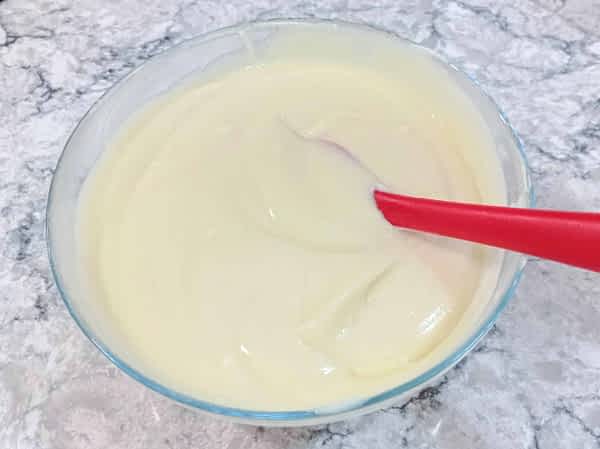 Mezclar el chocolate blanco en el relleno hasta que quede uniforme. la mezcla del relleno en un tazón