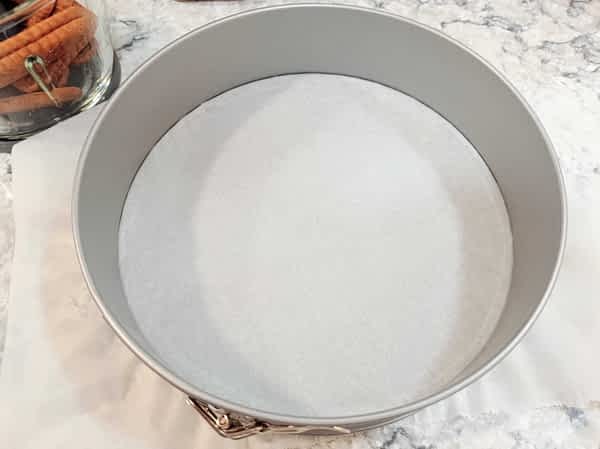 Forrar el fondo del molde desmontable. forrar el molde desmontable con papel de horno