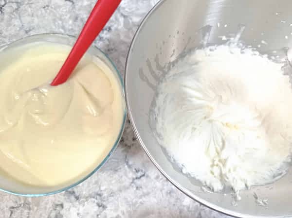 Batir la nata para montar hasta casi picos rígidos. No sobrebatir. Sacar un cuarto de la nata montada para usar luego en la decoración. el relleno en un tazón y la nata batida en otro tazón