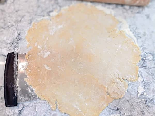 la masa quebrada extendida en la encimera