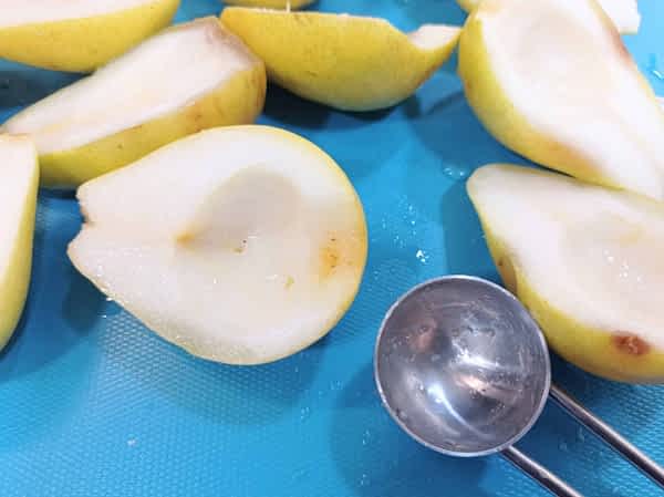 sacando las semillas de las peras frescas