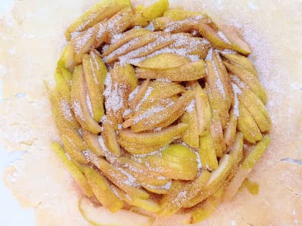 las peras de la galette esparcidas con canela y azúcar