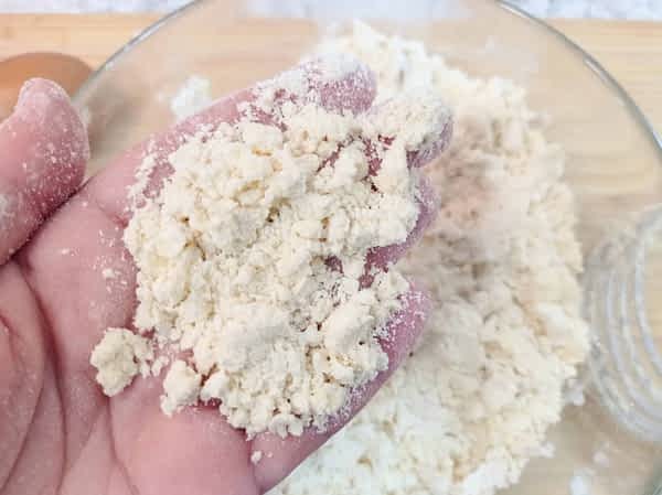 hacer migas de mantequilla en la masa