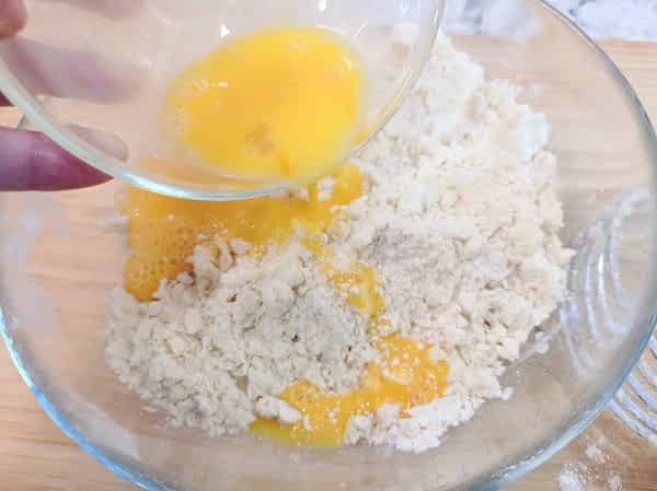 incorporar huevo en la masa