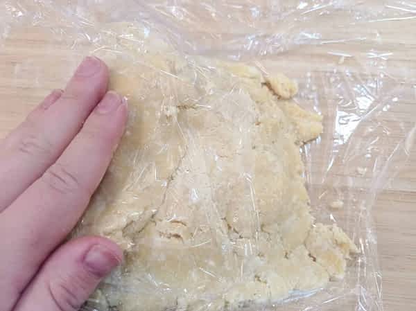 presionar la masa para juntarla