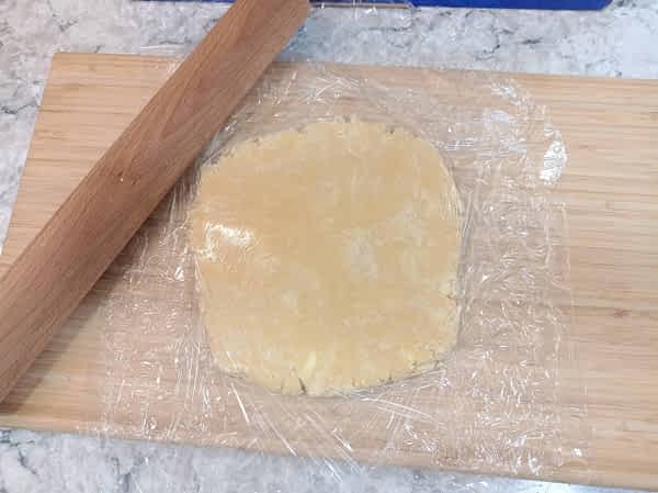 envolver la masa con film de plástico