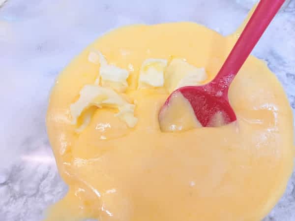 la mantequilla en la salsa del limón