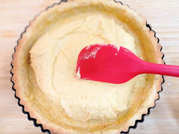 rociar el frangipane encima de la corteza pre-horneada