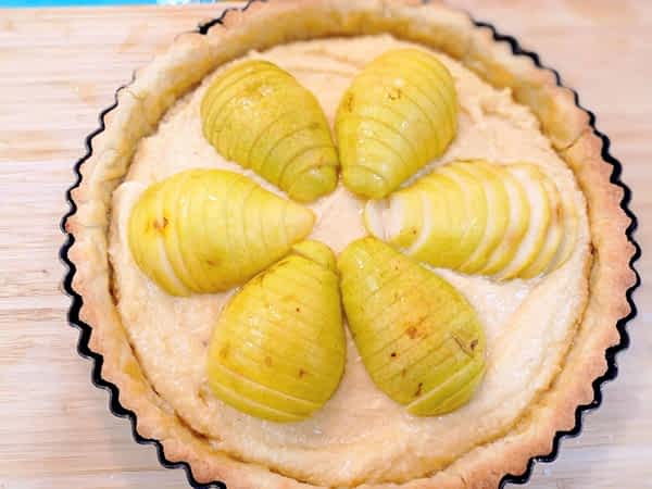 peras rebanadas encima de la tartaleta