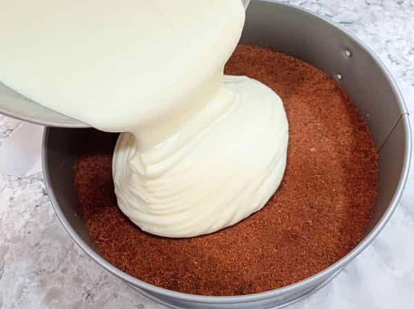 Verter el relleno sobre la base de galletas y rociar con una espátula para nivelarlo. Enfriarlo en la nevera 6 horas o más. verter el relleno encima de la base de galletas