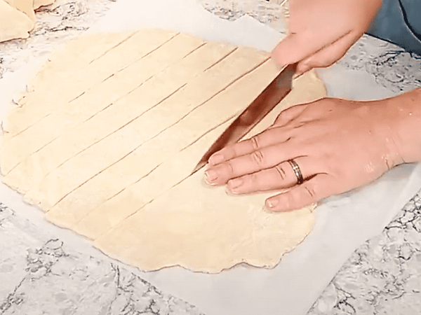 Cortar la otra masa en tiras del mismo tamaño. cortar tiras de la masa