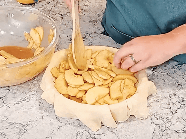 Verter el relleno en la base. meter relleno en la masa
