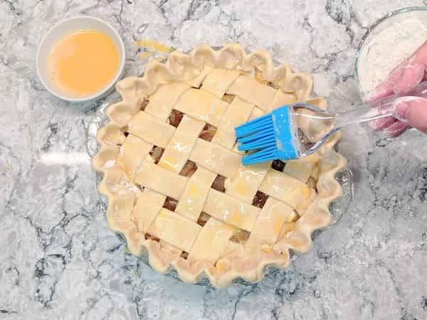 Pintar encima de la masa con un huevo bien batido con una pizca de sal. pintar pie con huevo