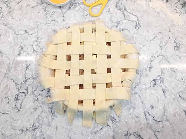 Continuar hasta que el entrelazado esté completo. con masa tiras encima del pie