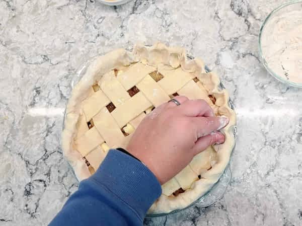 Continuar alrededor del pay entero. rizar los bordes