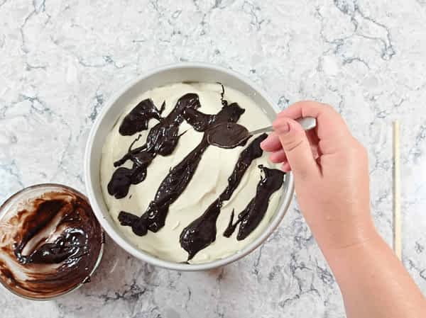 poner brownie acuoso encima del cheesecake