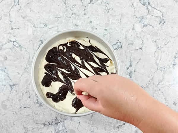 hacer diseño encima del brownies cheesecake