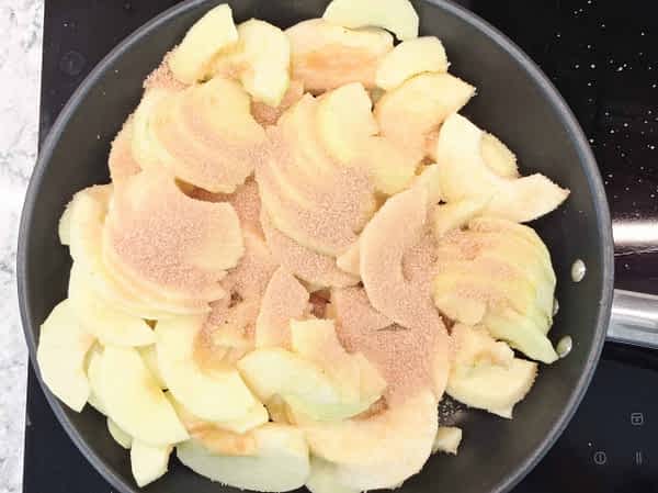 Cocinar las manzanas en una sartén con los azúcares a fuego medio-alto. relleno manzana azúcares