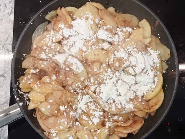 Para cuajar el zumo restante, espolvorear unas cucharadas de harina (maíz o trigo) encima y mezlcar. relleno manzana maizena