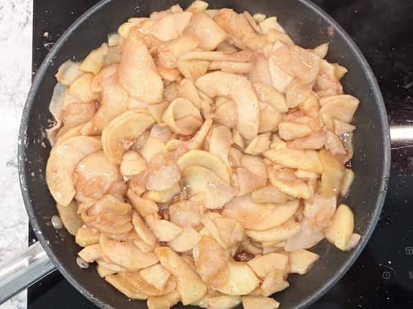 Cocinar hasta que el relleno quede espeso y las manzanas ablandadas. relleno manzana terminado