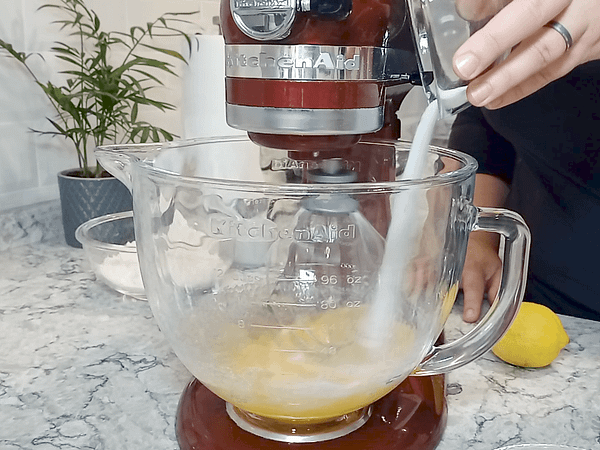 añadiendo el azúcar a los huevos