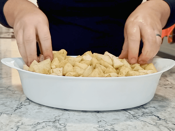 poniendo las manzanas en la cacerola