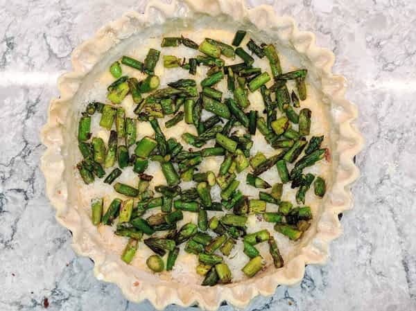 quiche crudo con capa de espárragos