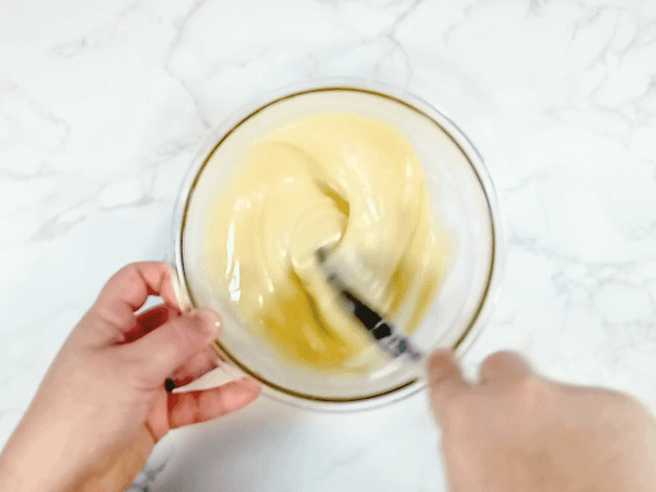 mezclar la salsa de chocolate blanco