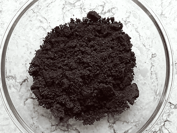 las galletas trituradas en un bol