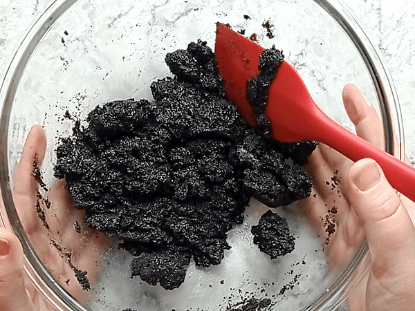 las migas de galletas mezcladas con la mantequilla