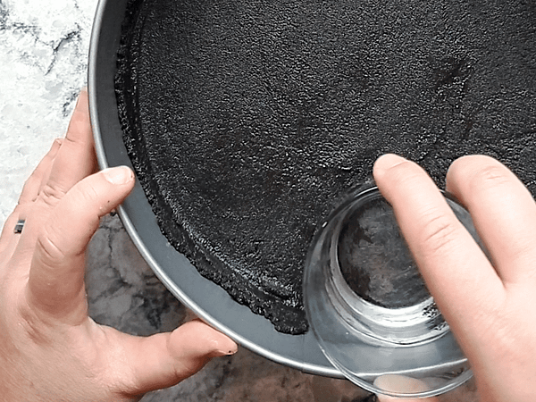 aplanando la masa de la base en el molde