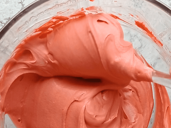 mezclando la nata en el relleno