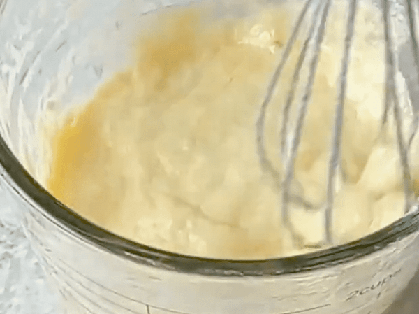 ingredientes húmedos mezclados aparte