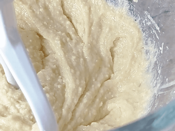 la masa antes de añadir la leche tiene grumitos