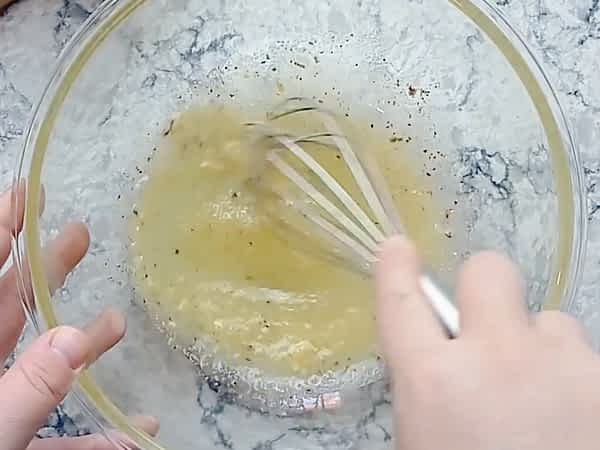 batiendo los ingredientes en el bol