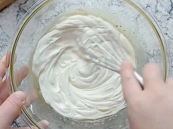 incorporando la mayonesa