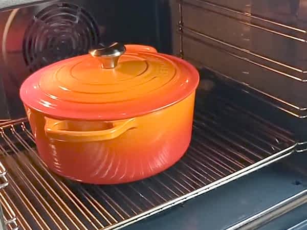olla en el horno con tapa