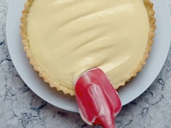 rociando la crema pastelera en la base