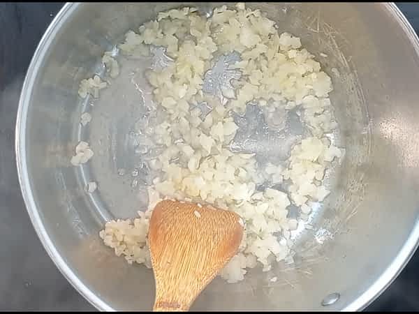 cebolla y ajo troceados, salteando en la olla