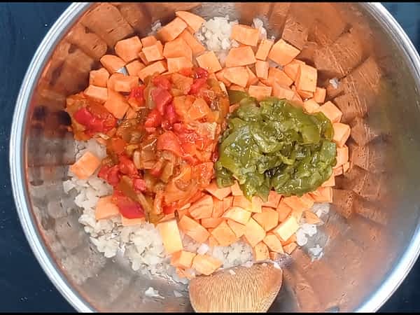 batata y chiles en la olla con la cebolla