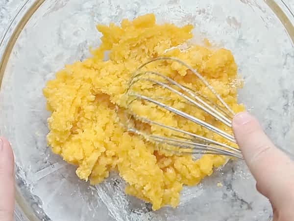 los ingredientes secos mezclados con las yemas en una pasta espesa