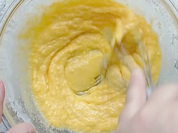 batiendo leche en la mezcla hasta que esté liso