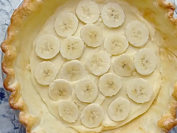 las rodajas de plátano colocadas en el pay